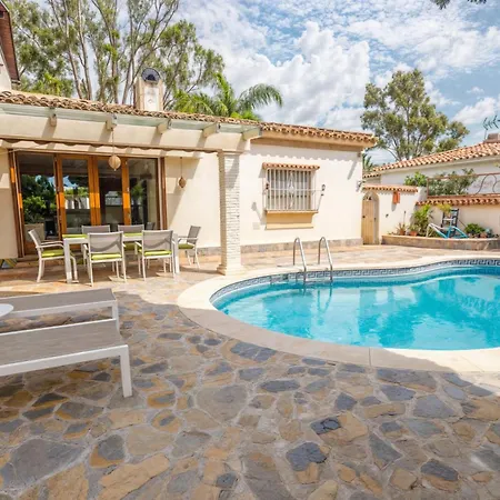 Villa Luna- Pool With Jacuzzi By The